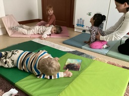 Lapset satuhierontahetkellä.