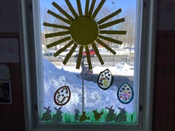 Pääsiäismunat koristeina ikkunassa