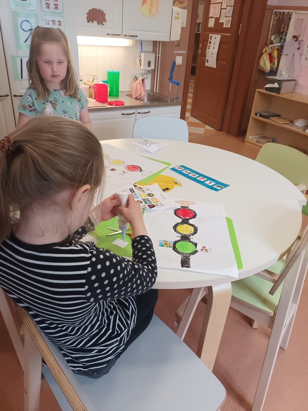 Liikennevalojen askartelua