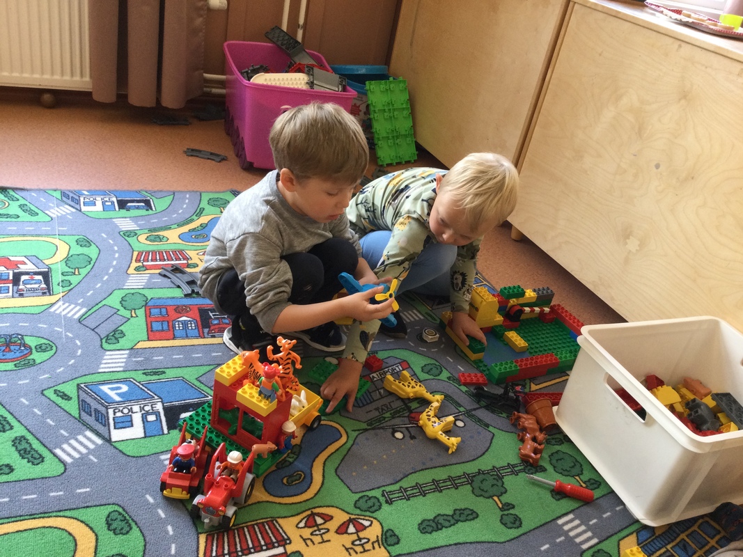 Lapset leikkivät