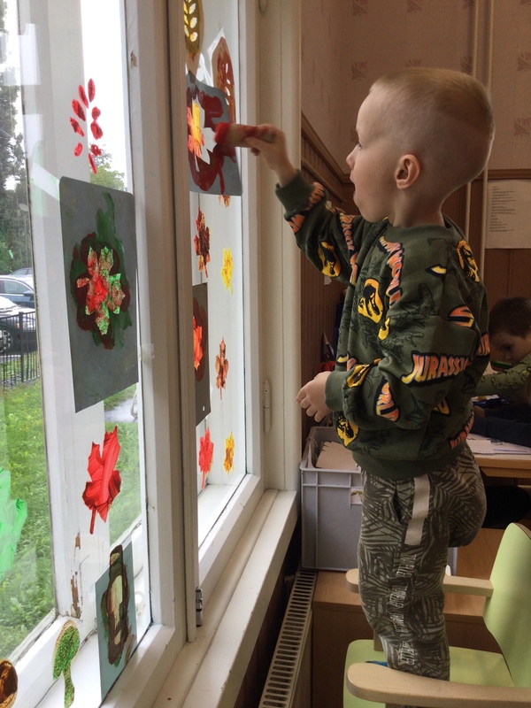Ikkunamaalaus syksyn lehtiä, sieniä