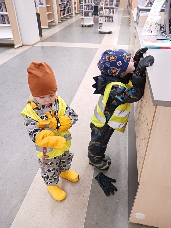 Lapsia kirjoja lainaamassa