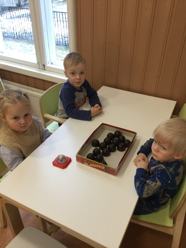 Scoko-muistipeliä pelaamassa