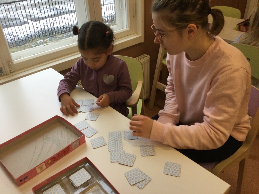 Muistipeliä pelaamassa