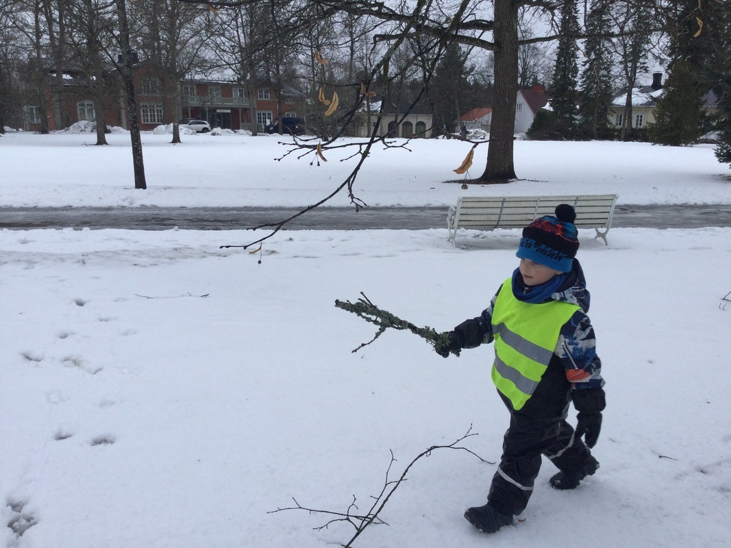 Talvisessa puistossa leikkimässä
