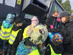 Sittarin kierrätyspisteellä lasten kanssa