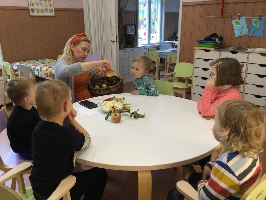 Lapset tutkivat omenaa