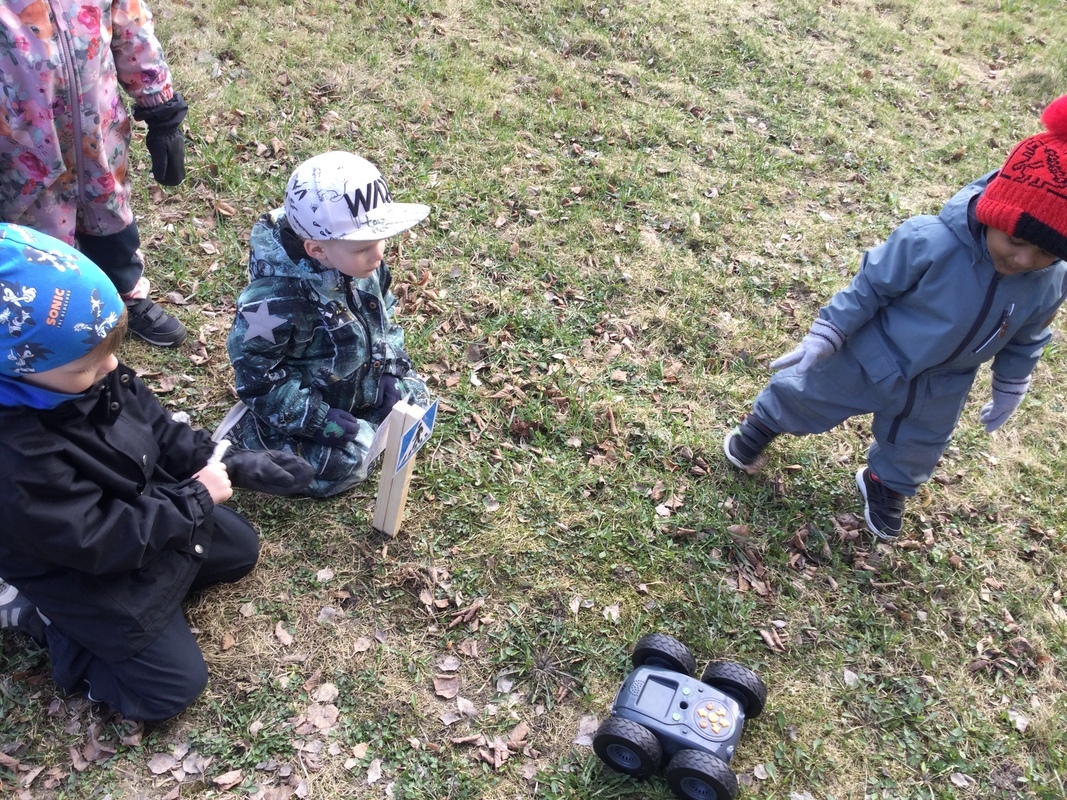 Lapset ohjelmoivat maasturia