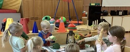 Lapset tutkivat vihanneksia
