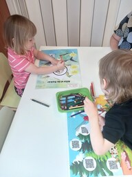 Lapset värittävät pöydän ääressä.