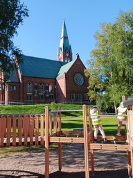 Leikkipuistossa kirkon vieressä.