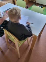 Lapsi tekee kynätehtävää.
