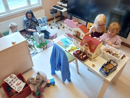Lapset leikkivät eri leluhahmoilla.