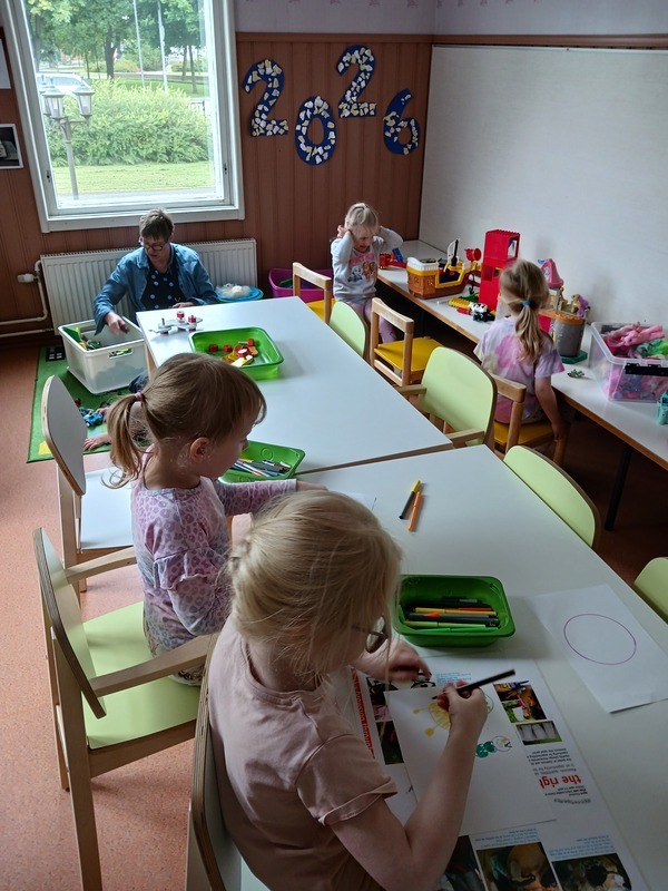 Lapset tekevät pöytähommia.