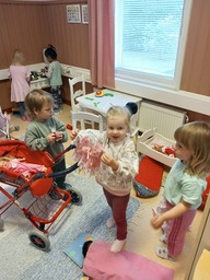 Lapset leikkivät kotileikissä.