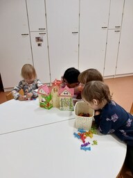 Neljä lasta leikkii yhdessä.