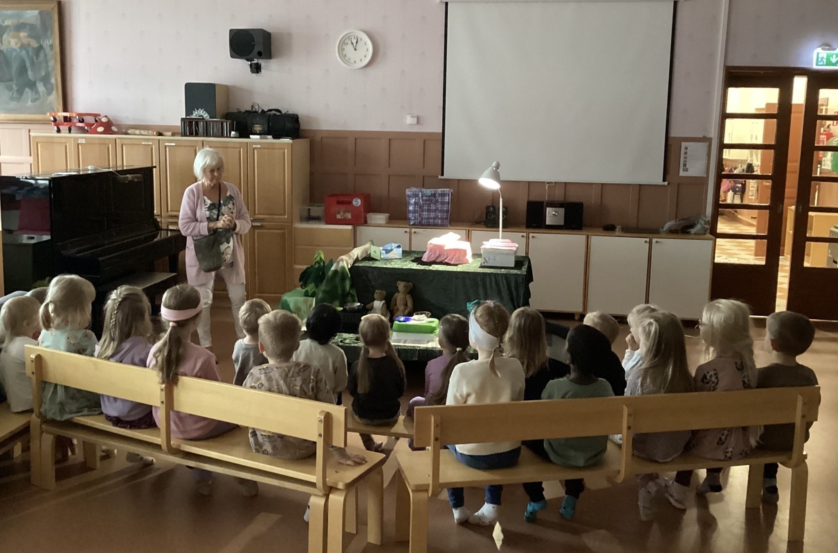 Lapset katsovat teatteriesitystä.