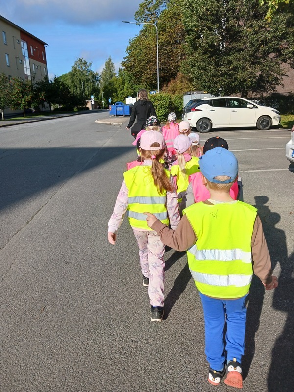Lapset kävelevät parijonossa.