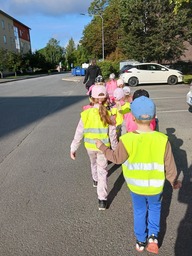 Lapset kävelevät parijonossa.