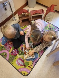 Lapset leikkivät sylvania leluilla.