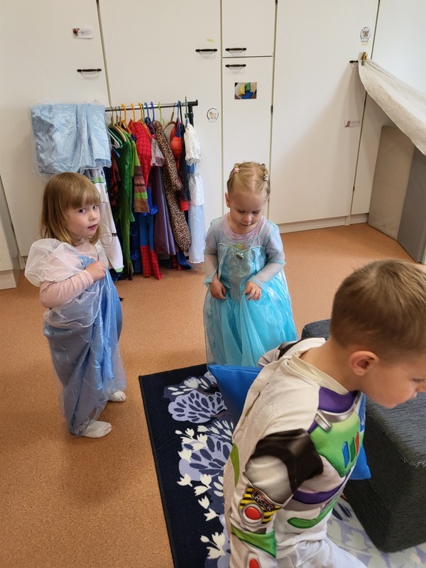 Lapset leikkivät roolivaatteilla.