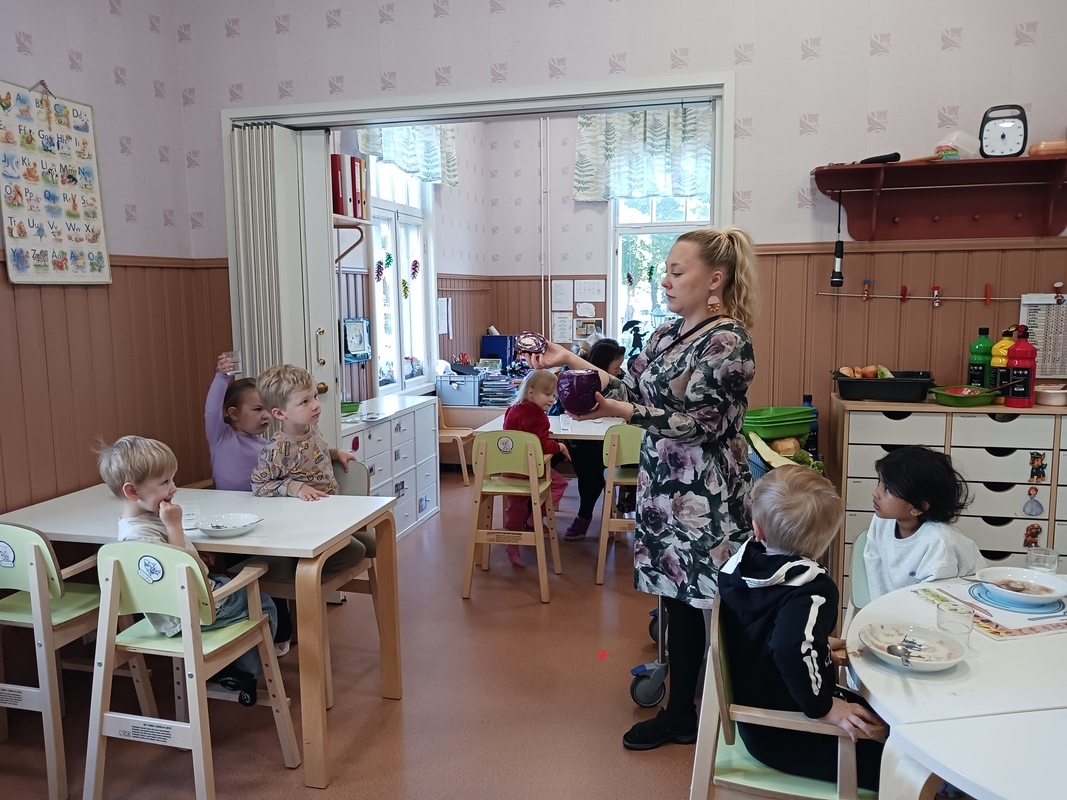Lapsille esitellään juureksia.