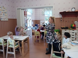 Lapsille esitellään juureksia.