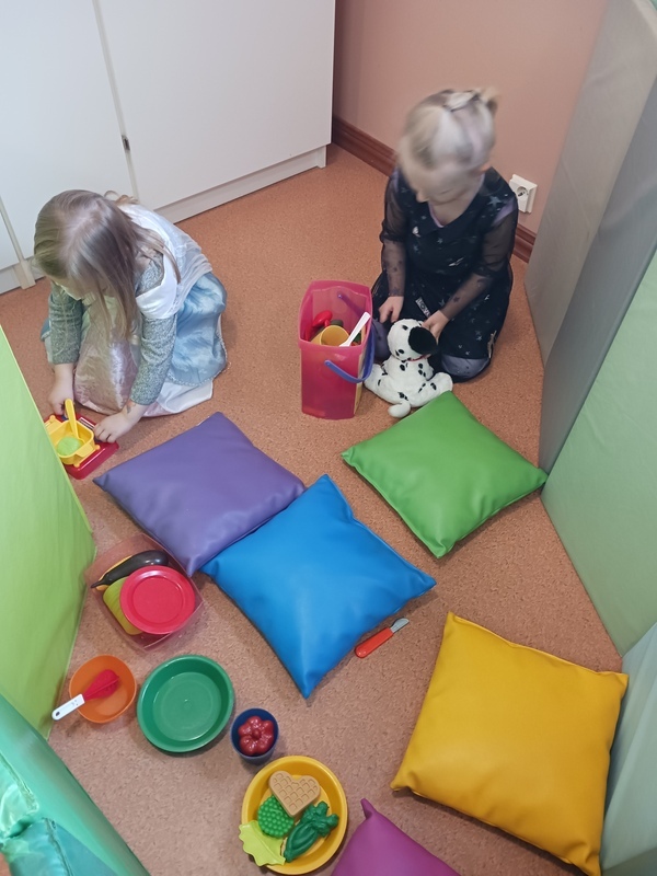 Lapset leikkivät kotia.