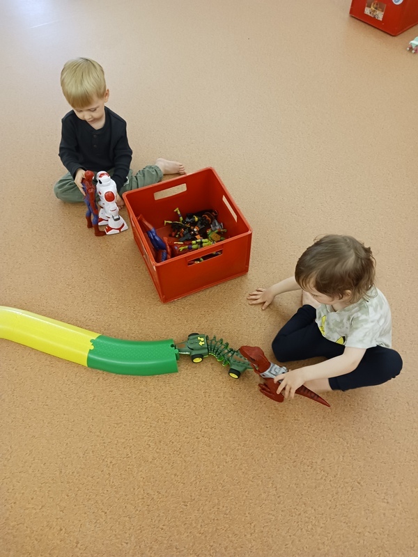 Lapset leikkivät roboteilla.