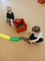 Lapset leikkivät roboteilla.