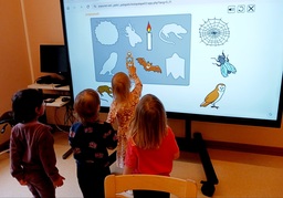 Lapsi tekee palapeliä smart taululla.