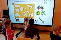 Lapset pelaavat smart taululla.