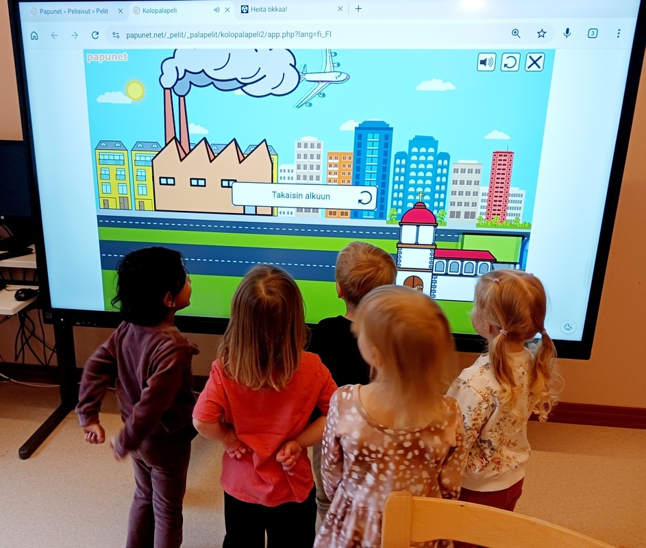 Lapsi tekee palapeliä smart taululla.