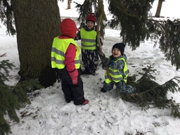 Lapset puun alla leikkimässä