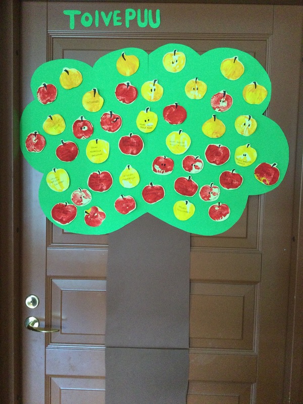 Askarrellen omenapuu, jossa lasten toiveita näkyvillä
