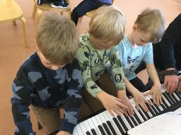 Lapset soittavat pianolla