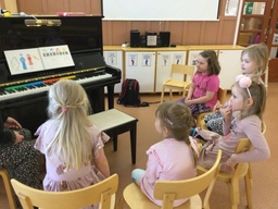 Lapset pianon ääressä