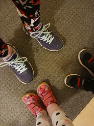 Nurinkurinpäivänä laitoimme kengät vääriin jalkoihin.