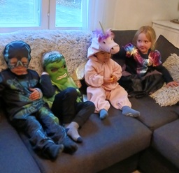 Erilaisia asuja Halloweenina lapsilla. Mm. Hulk ja prinsessa.