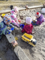 Lapset hiekkalaatikolla
