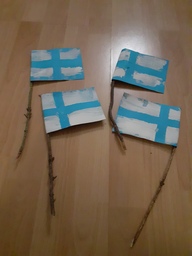 Lapset askartelivat omat Suomenliput