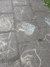 Lasten piirustuksia asfaltissa.