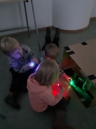 Lapset pääsivät itse kokeilemaan valotyöpajan taidetta.