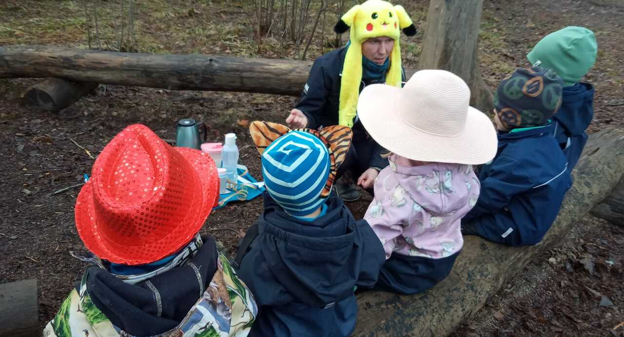 Yhdessä pohdimme mitä asioita kuuluu vappuun ja miten kotona vappua vietetään.