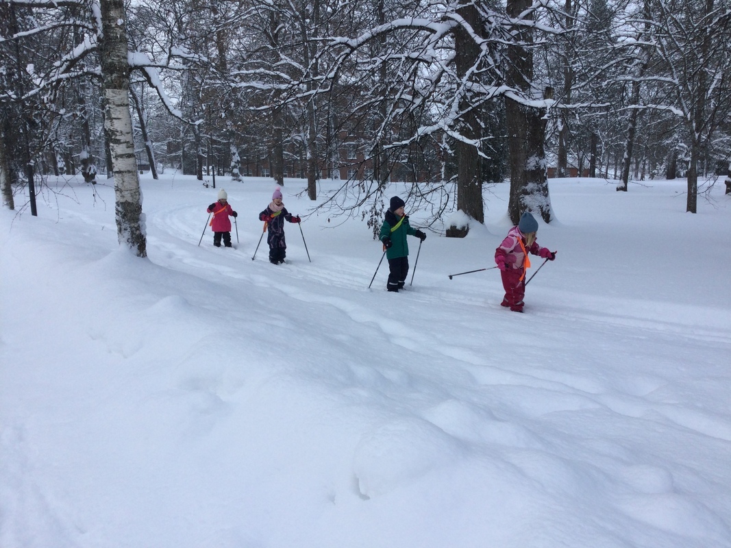 Lapset hiihtämässä.