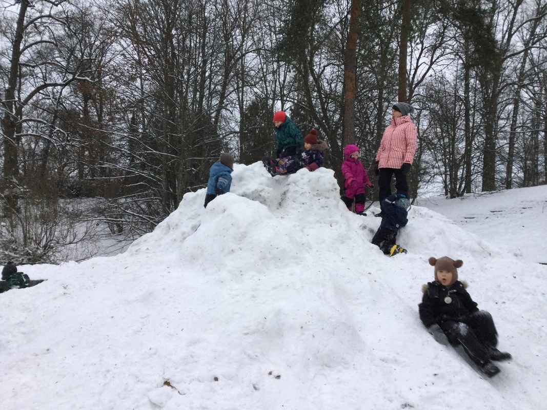 Lapset lumikasalla kiipeilemässä