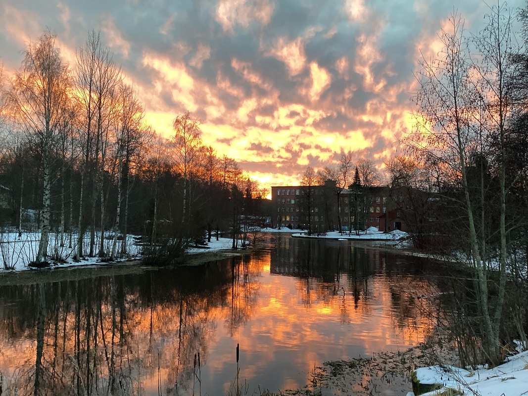 Auringonnousu, taivas on oranssi