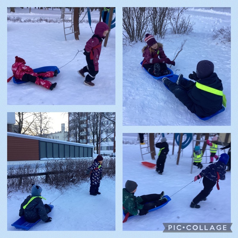 Lapset vetävät toisiaan pulkassa.