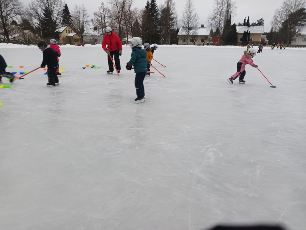 20260123_102338.jpg Lapsia luistelemassa ulkojäällä