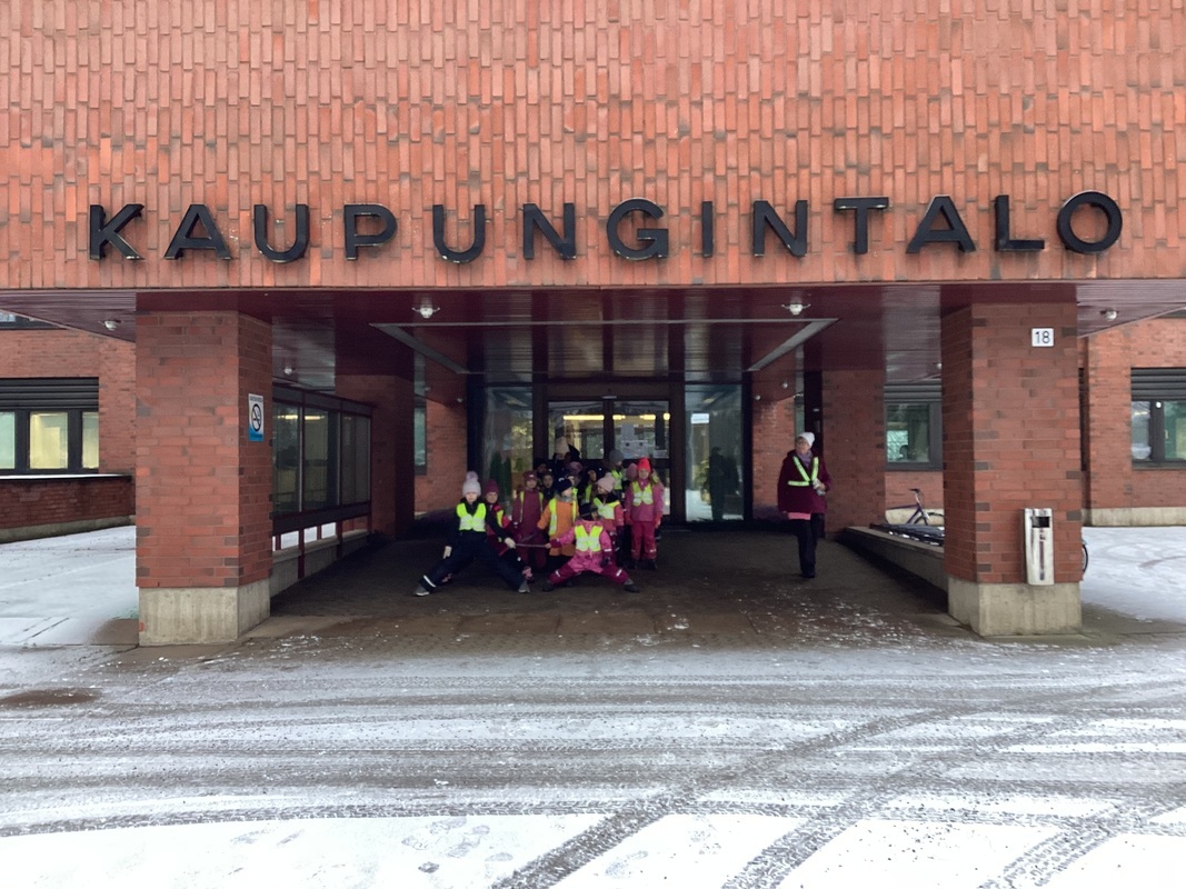 Kaupungintalolle vietiin joulukortteja ikäihmisille